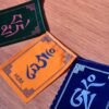 Bandeiras tibetanas veludo do mantra "Om Mani Padme Hum" (11cm x 8cm)