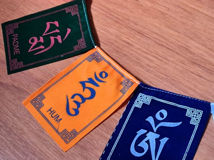 Bandeiras tibetanas veludo do mantra "Om Mani Padme Hum" (11cm x 8cm)