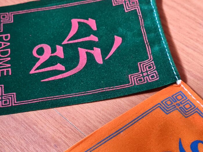 Bandeiras tibetanas veludo do mantra "Om Mani Padme Hum" (11cm x 8cm)