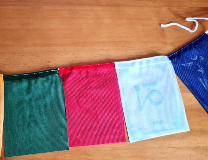 Bandeiras tibetanas veludo do mantra "Om Mani Padme Hum" (11cm x 8cm)