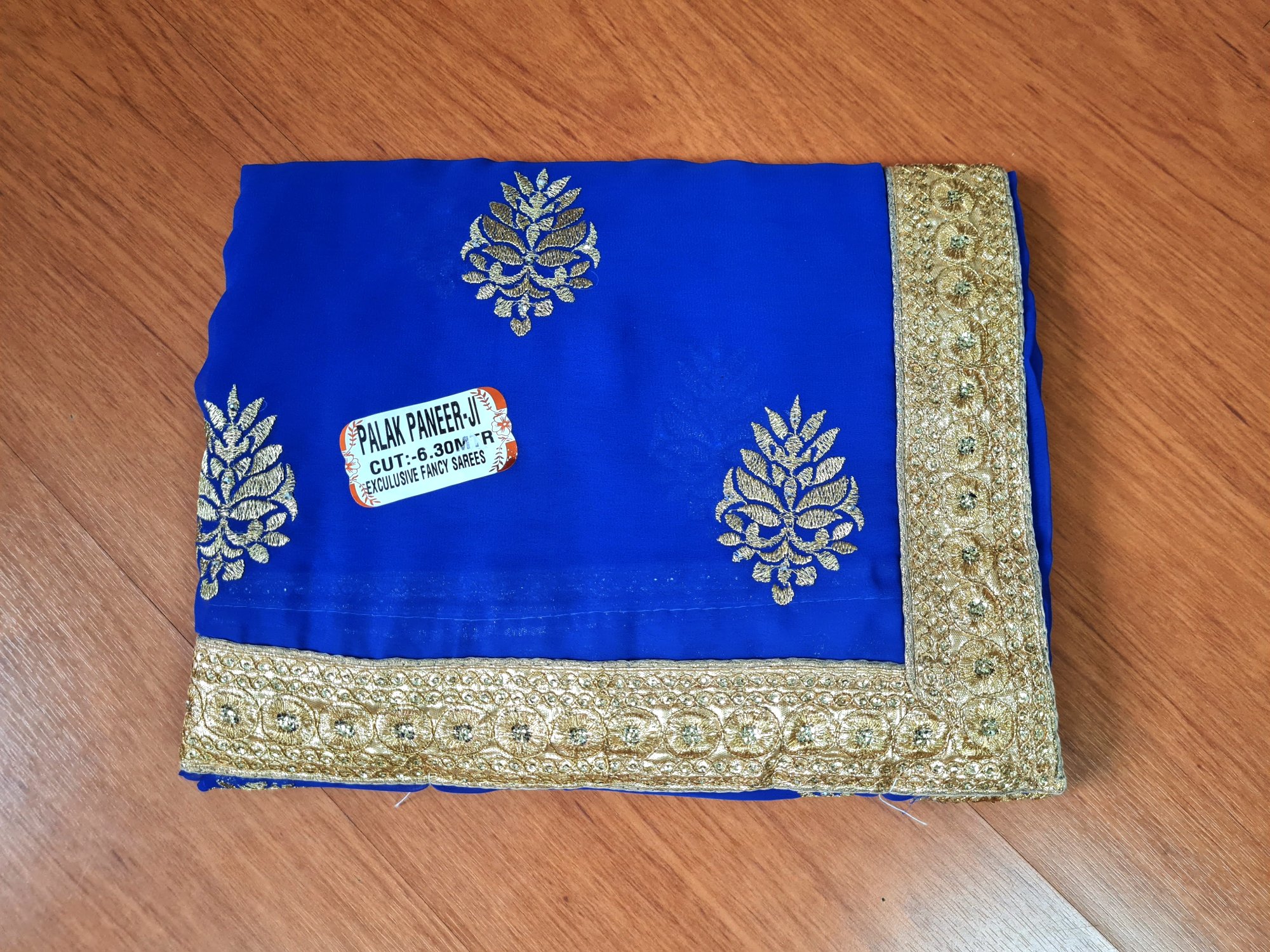 sari indiano de luxo feito de seda com bordados dourados