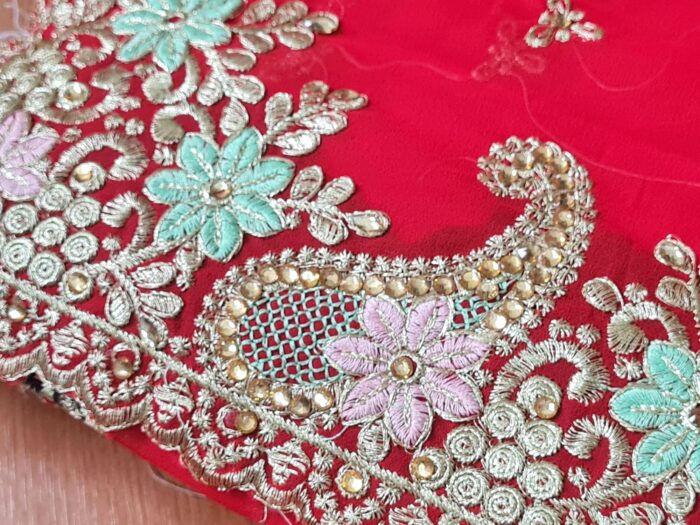 Sari indiano de seda luxuoso para noivas vermelho e dourado bordado