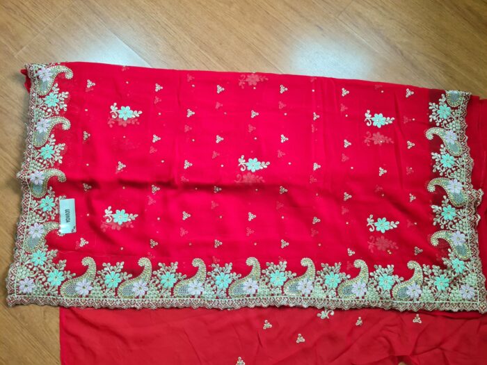 Sari indiano de seda luxuoso para noivas vermelho e dourado bordado