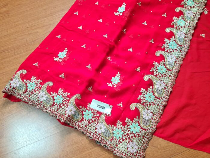 Sari indiano de seda luxuoso para noivas vermelho e dourado bordado