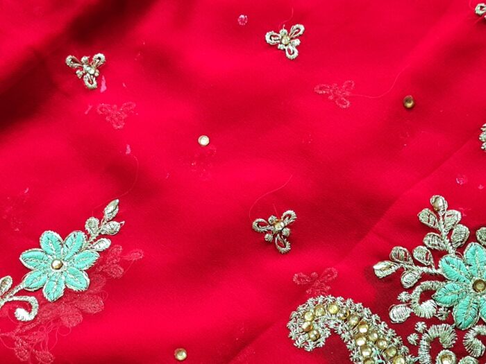 Sari indiano de seda luxuoso para noivas vermelho e dourado bordado