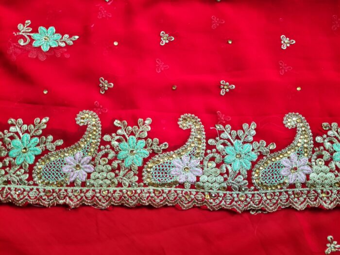Sari indiano de seda luxuoso para noivas vermelho e dourado bordado