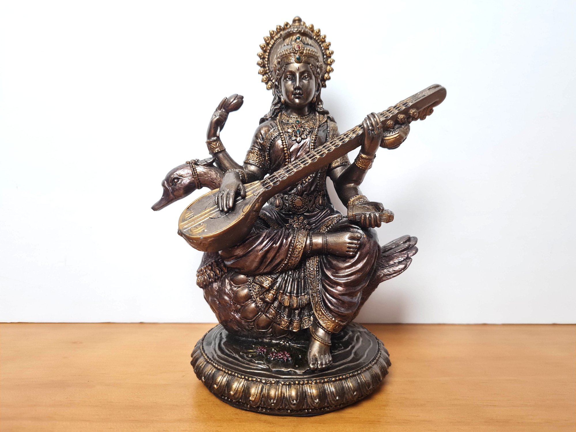 estátua indiana de Saraswati 20cm resina de alta qualidade