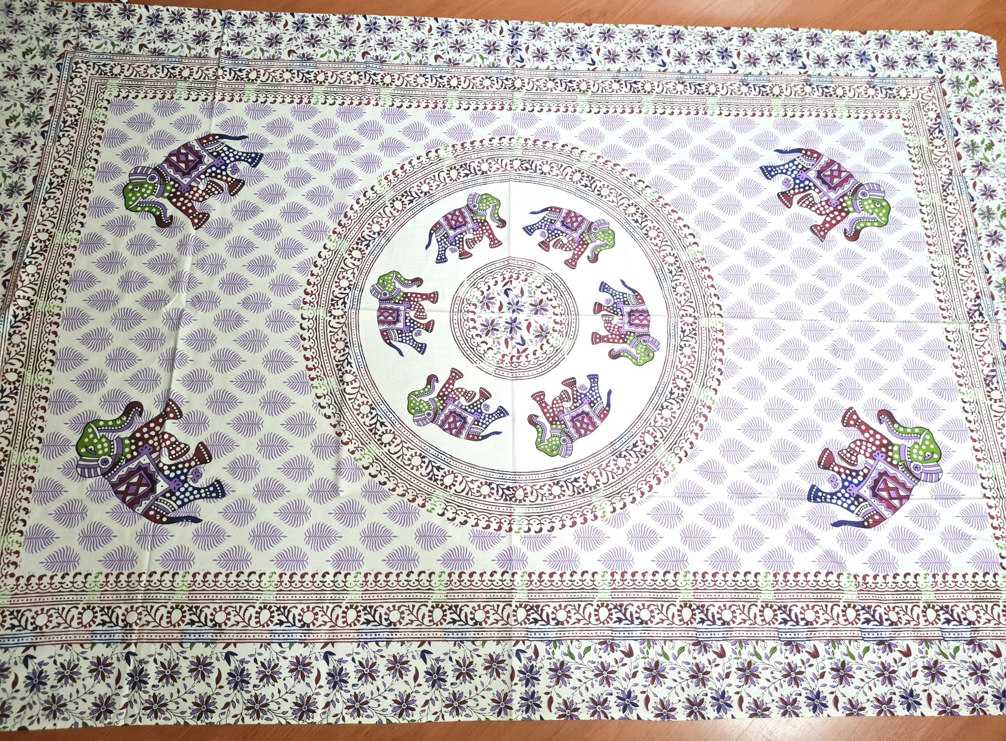 Colcha indiana de algodão com estampa de elefantes creme e color