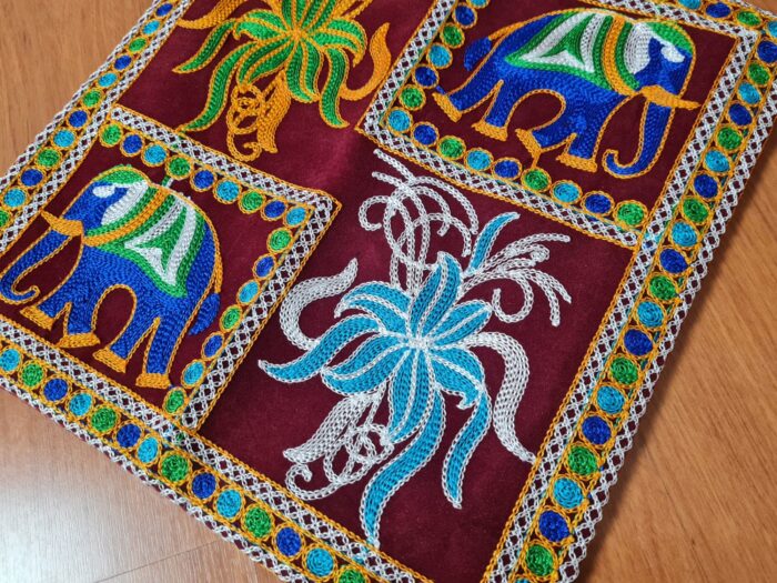Capa de almofada indiana estampa de elefantes e floral vinho
