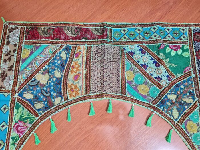 Bandô de porta indiano (Toran) em arco bordado verde e colorido 95cm