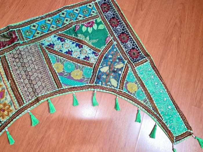 Bandô de porta indiano (Toran) em arco bordado verde e colorido 95cm