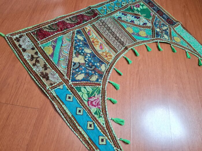 Bandô de porta indiano (Toran) em arco bordado verde e colorido 95cm