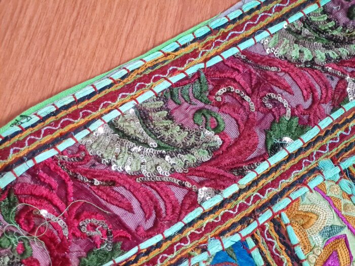 Bandô de porta indiano (Toran) em arco bordado verde e colorido 95cm