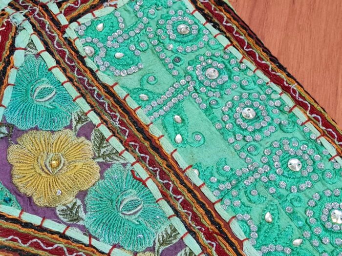 Bandô de porta indiano (Toran) em arco bordado verde e colorido 95cm