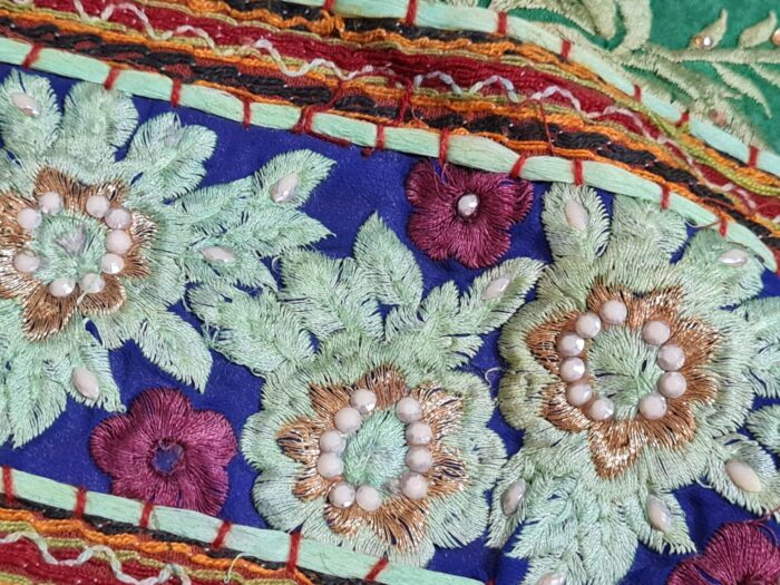 Bandô de porta indiano (Toran) em arco bordado verde e colorido 95cm
