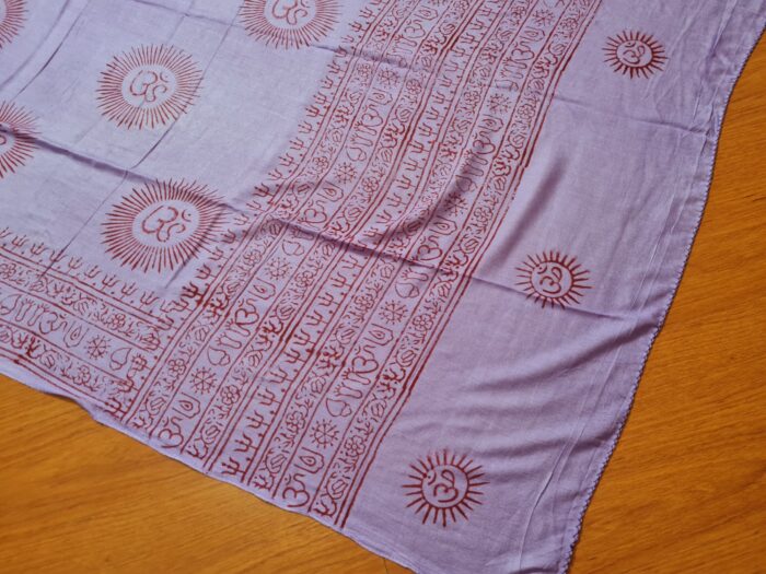 Chadar indiano (manto de oração) de Om e mantras lilás claro