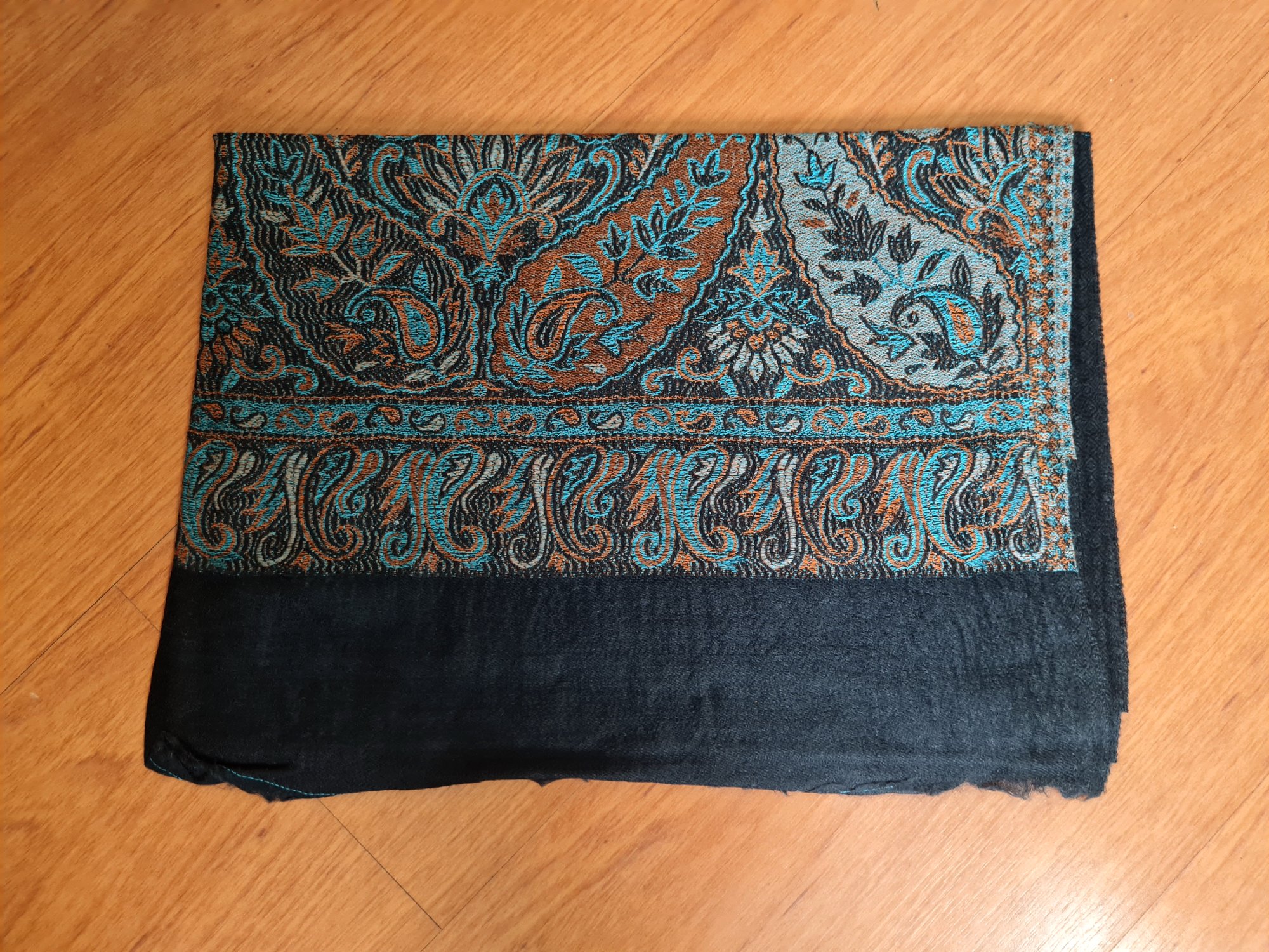 Pashmina indiana preto adamascado com tons frios