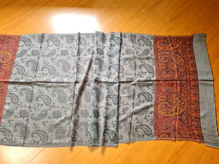 Pashimina indiana de cashmere estampa paisleys cinza adamascado