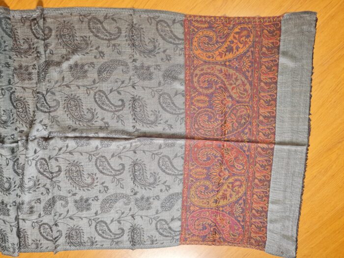 Pashimina indiana de cashmere estampa paisleys cinza adamascado