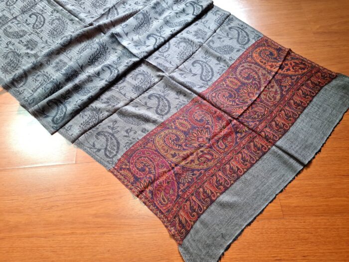 Pashimina indiana de cashmere estampa paisleys cinza adamascado