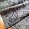 Pashimina indiana de cashmere estampa paisleys cinza adamascado