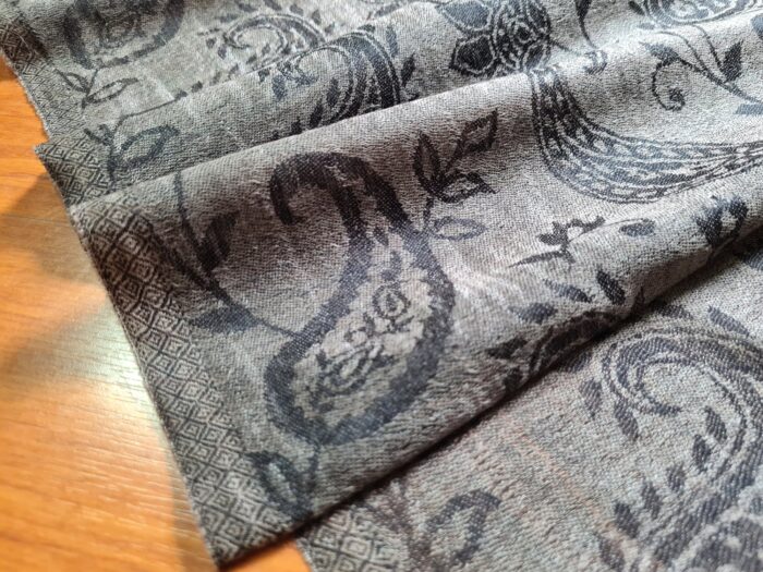 Pashimina indiana de cashmere estampa paisleys cinza adamascado