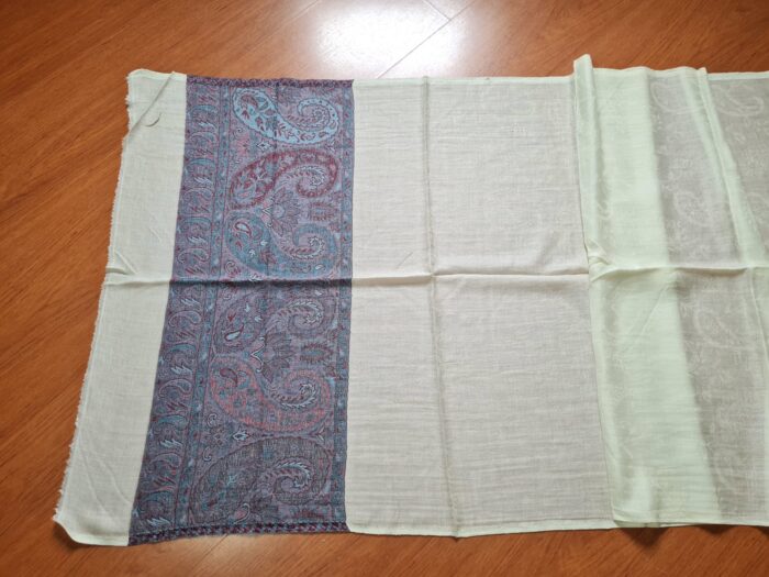 Pashimina indiana de cashmere estampa paisleys creme e tons frios II