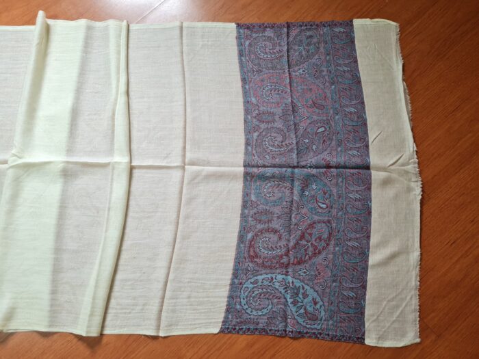 Pashimina indiana de cashmere estampa paisleys creme e tons frios II