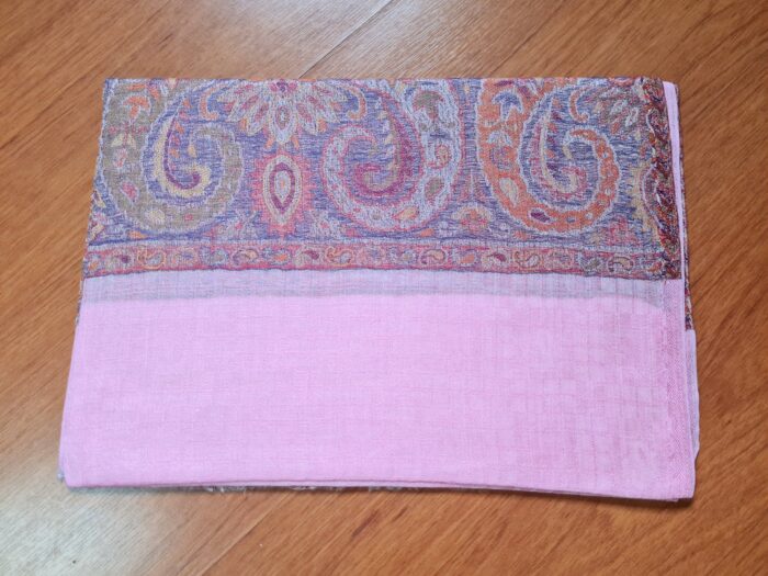 Pashimina indiana de cashmere estampa paisleys rosa com tons quentes