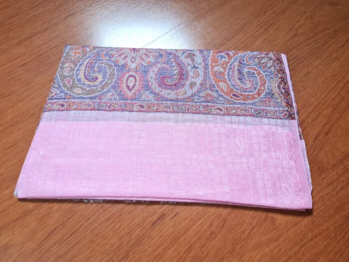 Pashimina indiana de cashmere estampa paisleys rosa com tons quentes