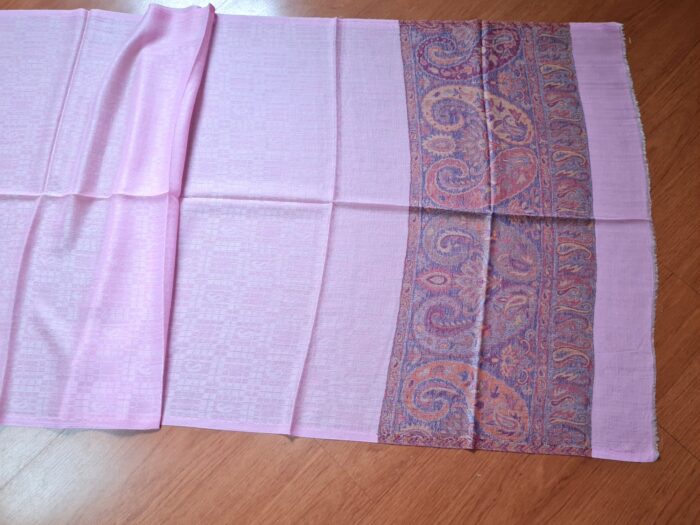 Pashimina indiana de cashmere estampa paisleys rosa com tons quentes