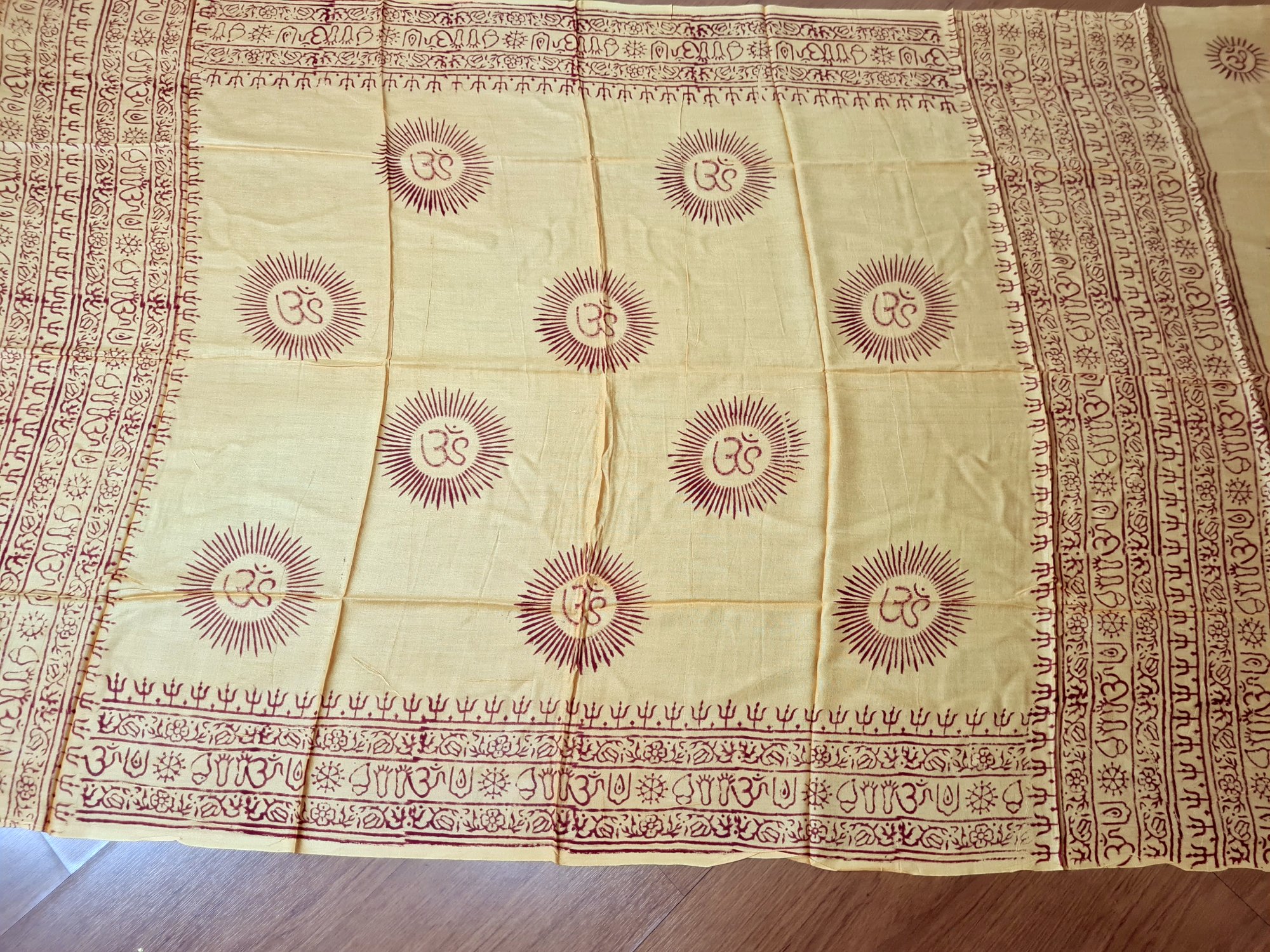 chadar de oração, ou manto devocional estampa AUM e mantras amarelo