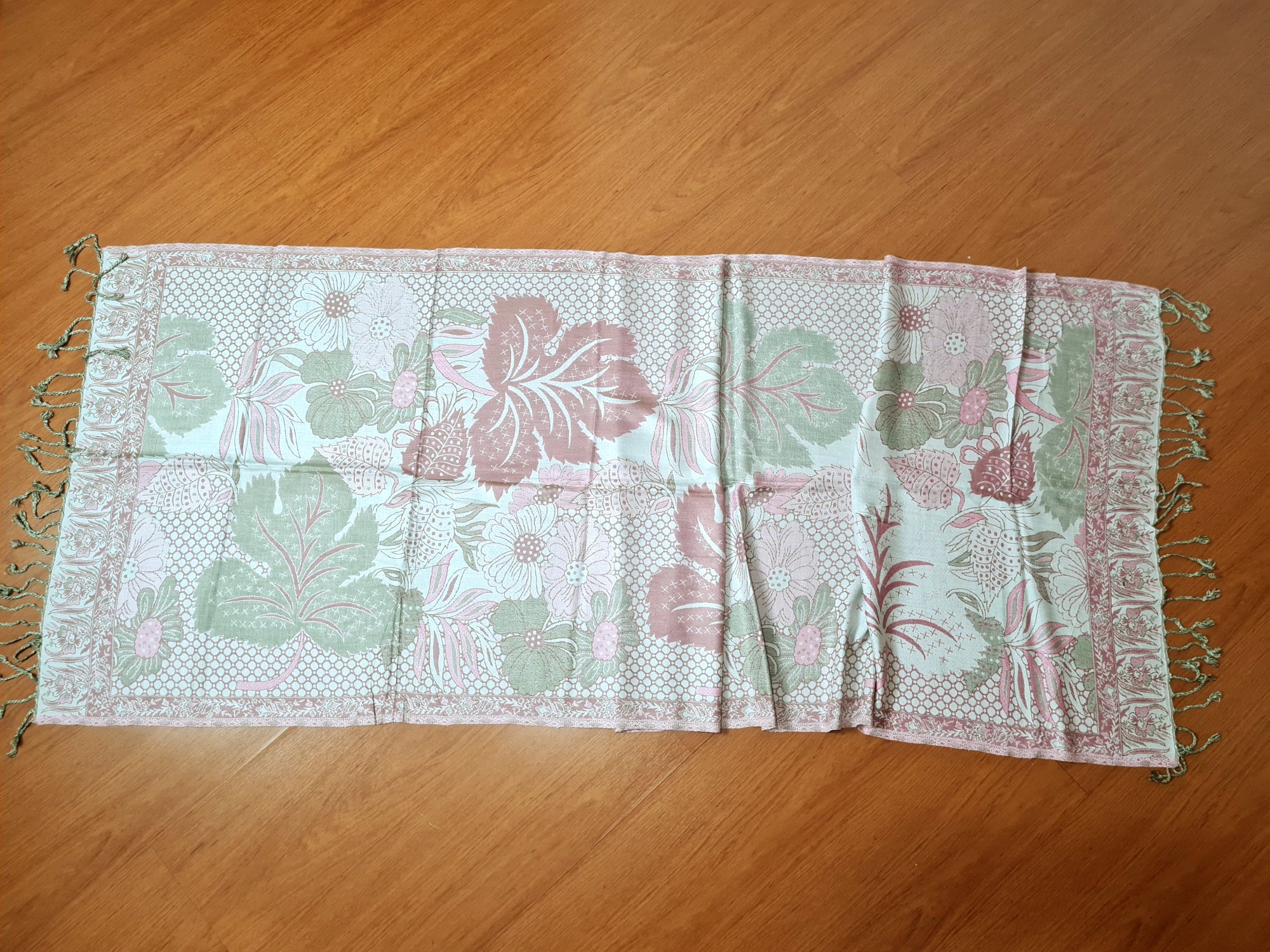 lenço indiano arabescos viscose e algodão com franjas rosa e branco