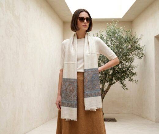 pashmina de cashmere paisley creme com nuances cinza e tons terrosos