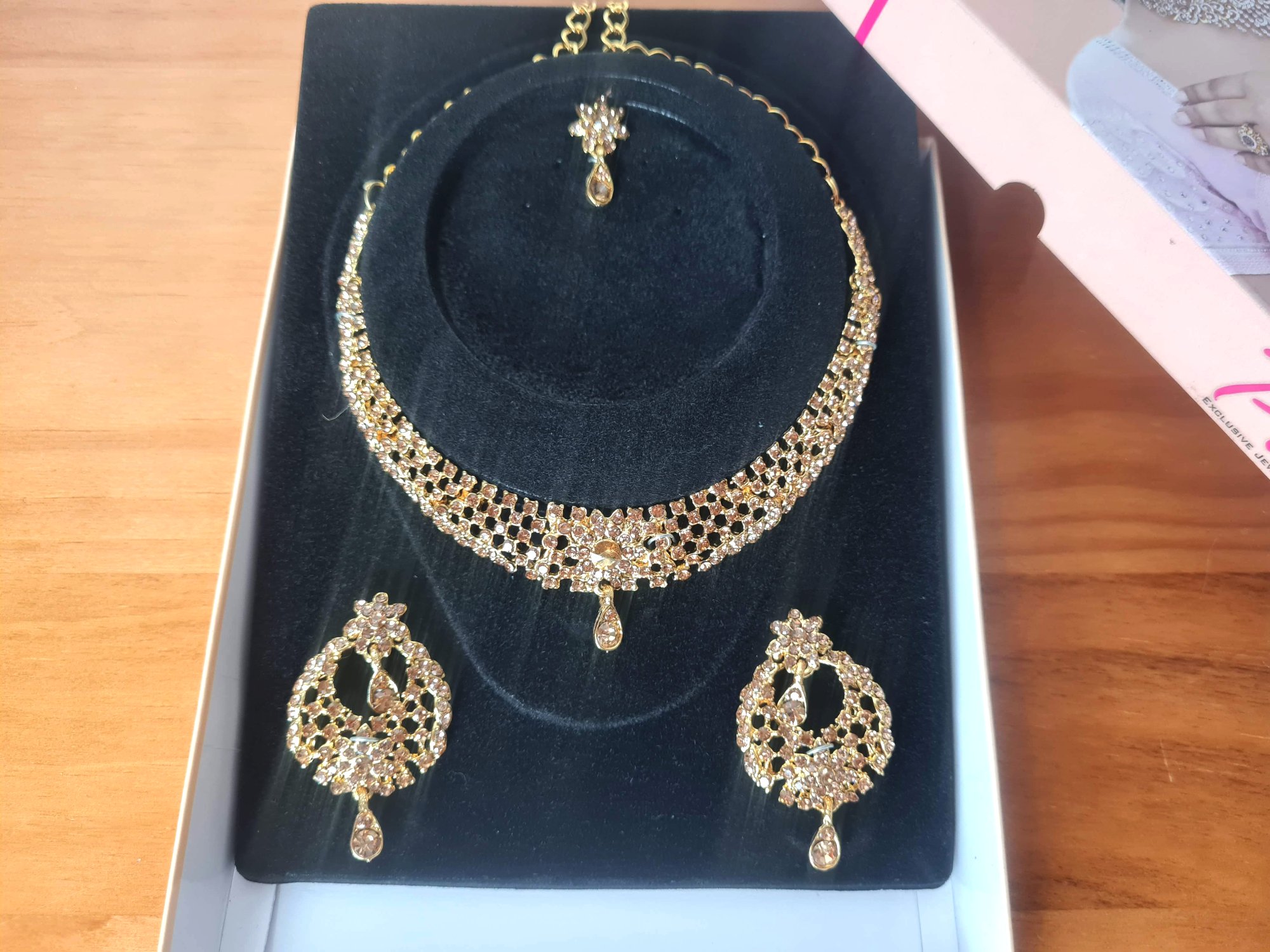conjunto de semi joias indiana com colar, brincos e tika dourado
