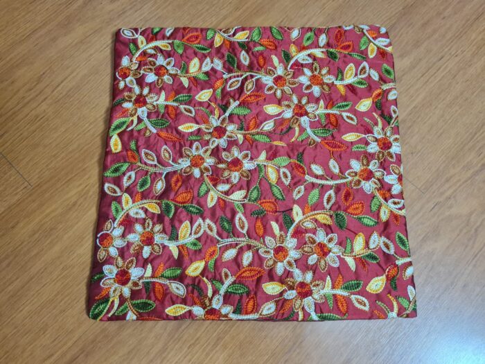 capa de almofada indiana floral bordada vinho e colorido
