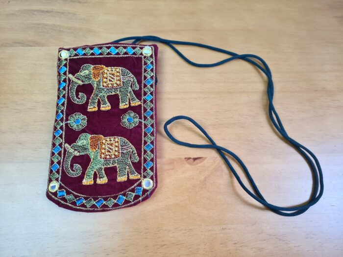 Bolsinha indiana Porta celular bordado de elefante bordô