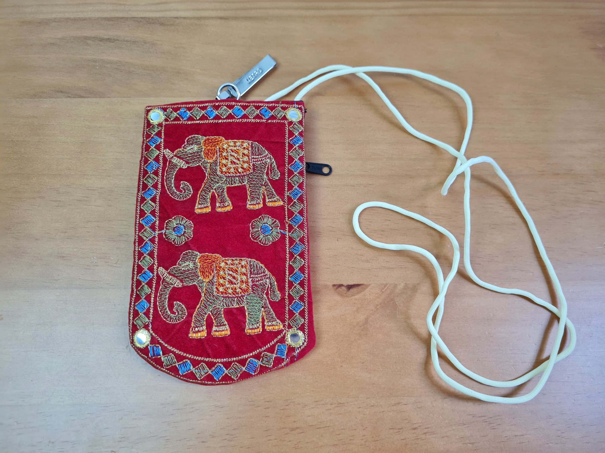 Bolsinha indiana Porta celular bordado de elefante vermelha