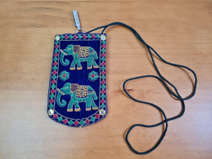 Bolsinha indiana Porta celular bordado de elefante azul marinho e verde