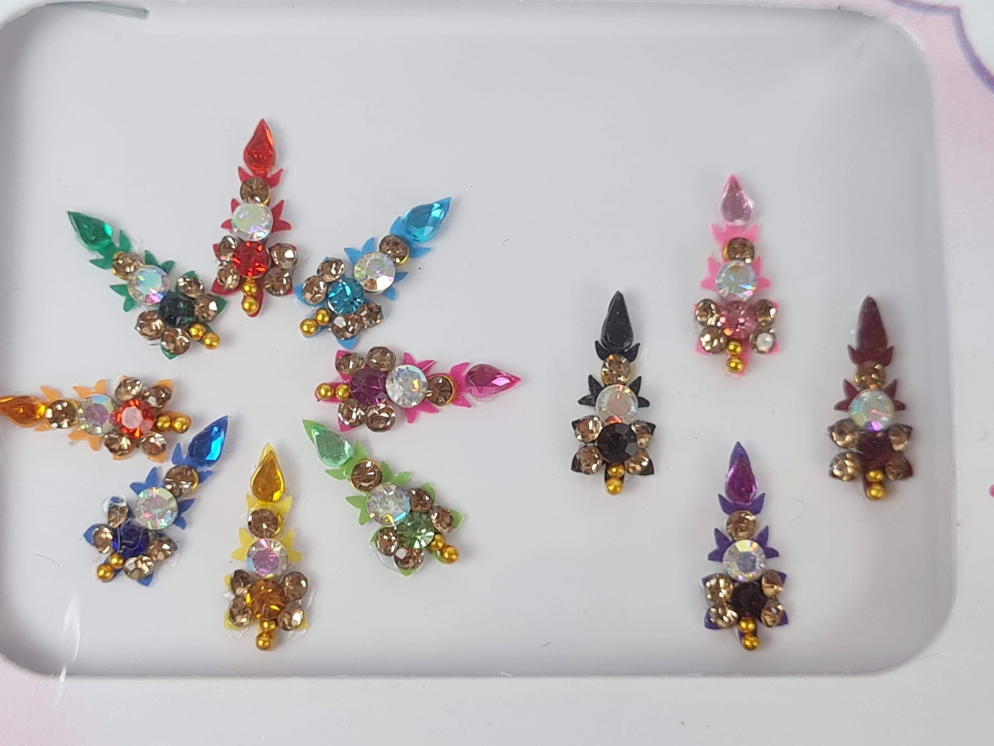 bindi indiano adesivo colorido com brilhos para usar no terceiro olho