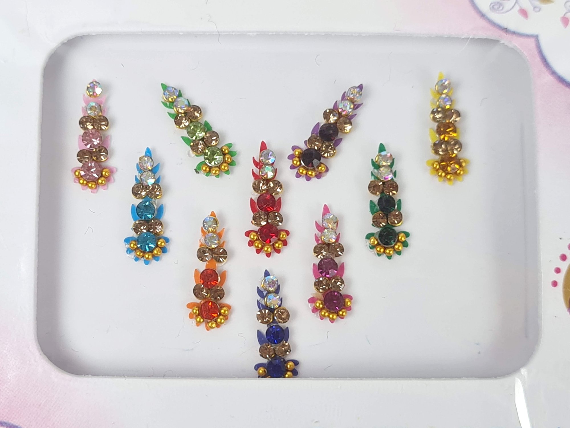 bindi indiano adesivo colorido com brilhos para usar no terceiro olho