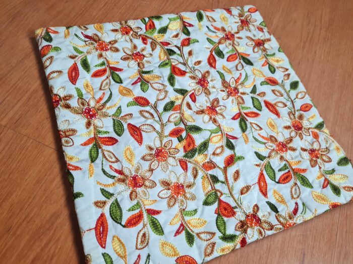 Capa de almofada indiana estampa floral bordada creme e color