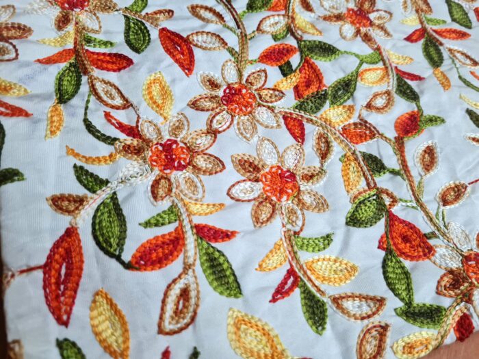 Capa de almofada indiana estampa floral bordada creme e color