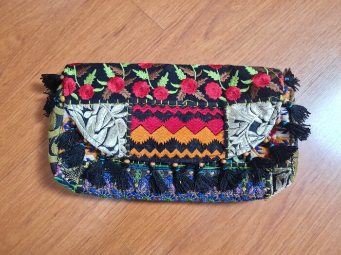 bolsa indiana Banjara 100% bordada com tassel colorida