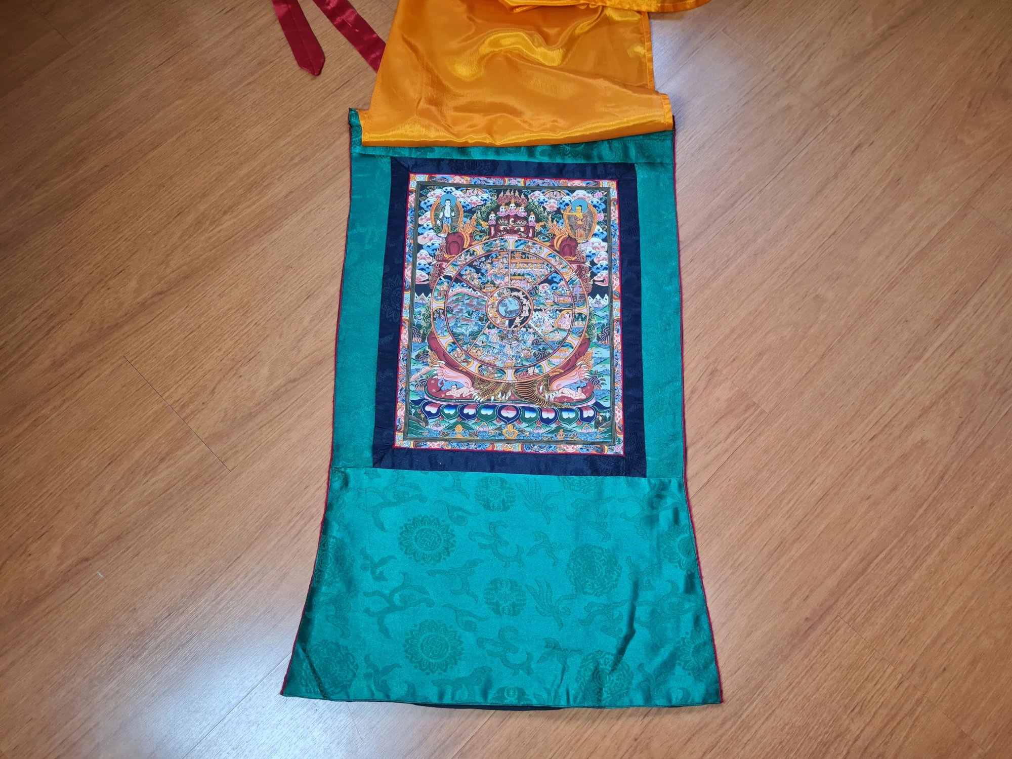 Pinturas tradicionais tibetanas que representam deidades, ensinamentos e imagens abençoadas. Roda Vida