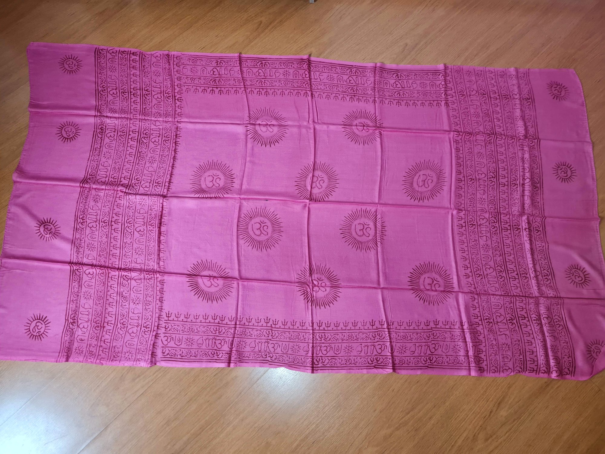 chadar de oração de Om com mantras rosa fabricado na Índia