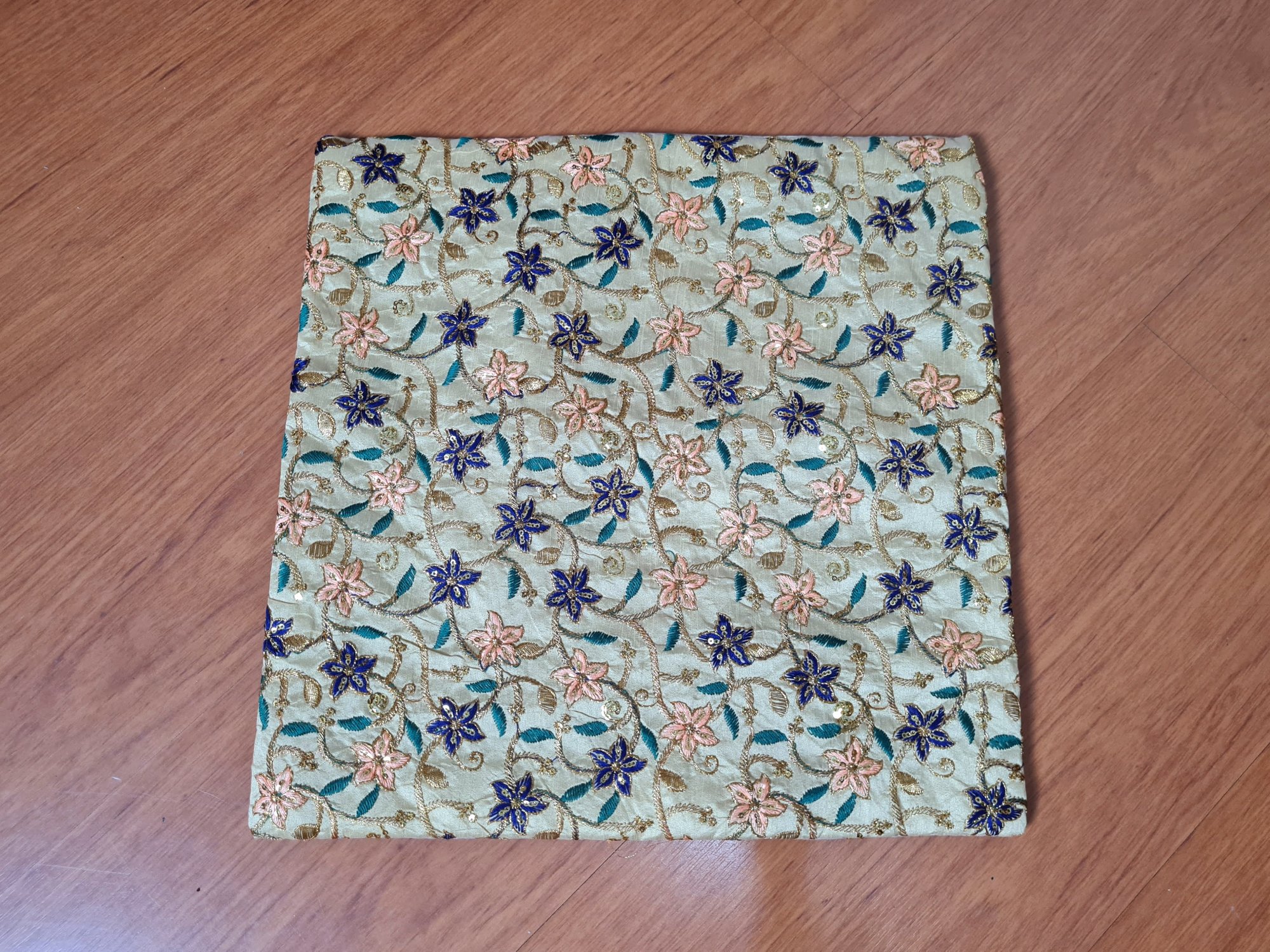 capa e almofada floral bordada fabricada na India