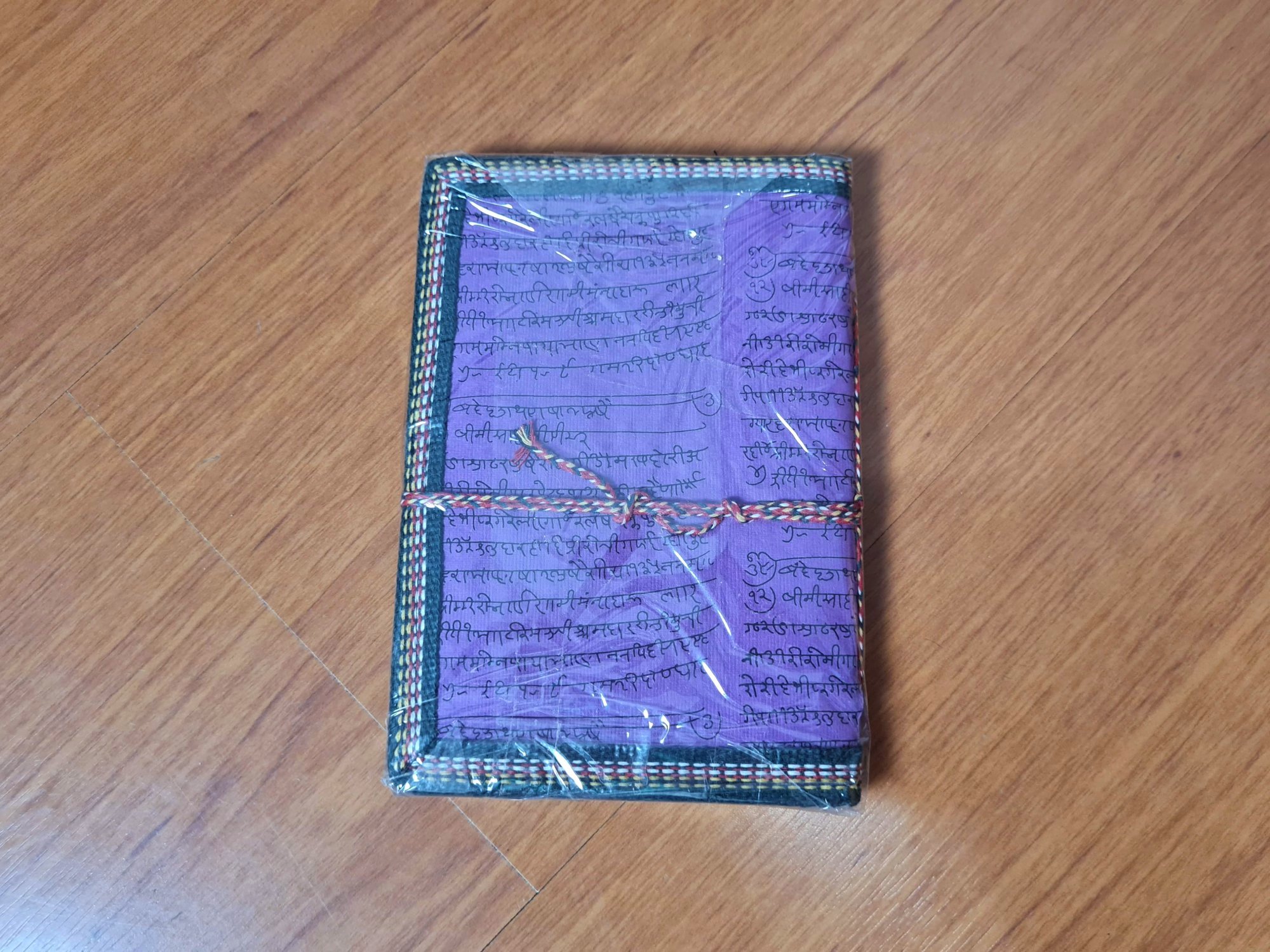agenda artesanal indiana de Buda cor roxo com mantras