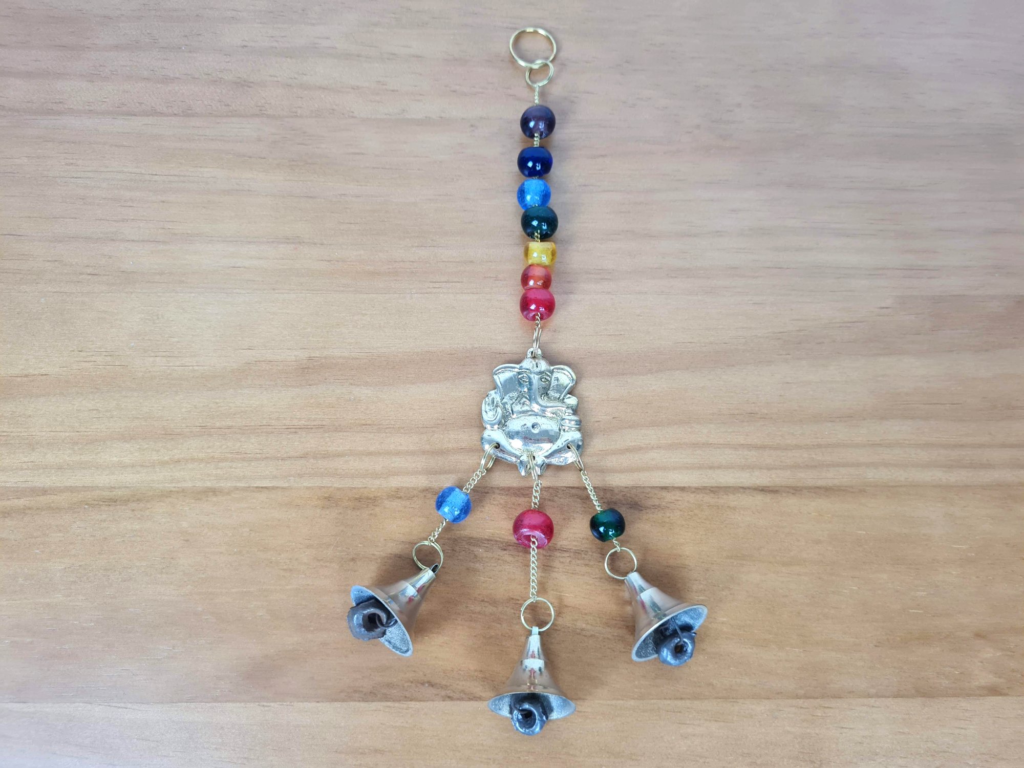 sino dos ventos ou móbile de Ganesha em metal dourado com pedras dos 7 chakras