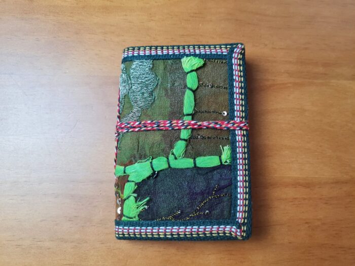 caderno indiano artesanal patchwork verde com aplicações